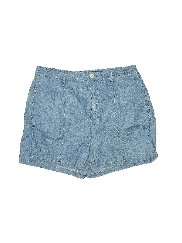 Denim Shorts in Light Wash