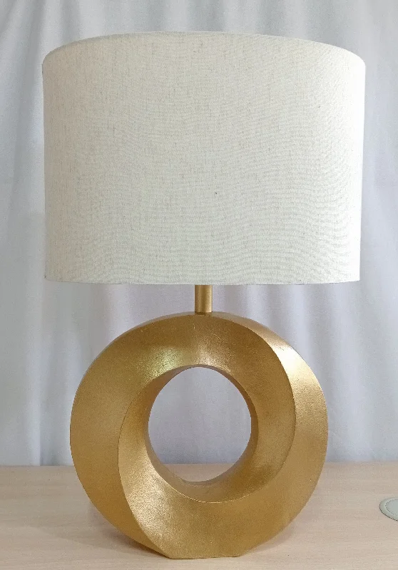 crystal table lamps with dazzling prisms for a glamorous effectRenaud Lamp (Wholesale) crystal table lamps with dazzling prisms for a glamorous effectRenaud Lamp (Wholesale)
